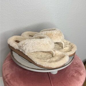 OluKai Kīpe’a Heu Women’s 10 Beige Shearling Fuzzy Slippers Indoor Outdoor